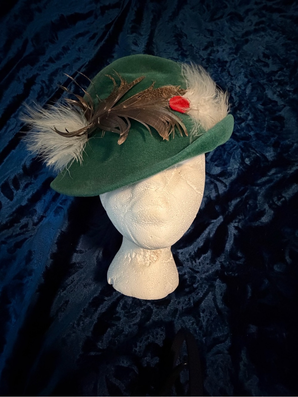 True Vintage green felt Alpine hat. Peter Pan hat.